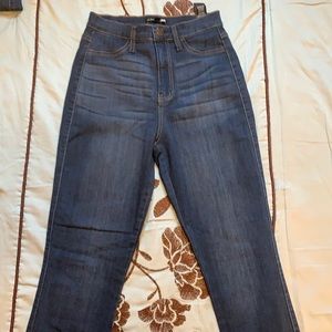 Mid waist Fashion Nova Jeans Size 5!